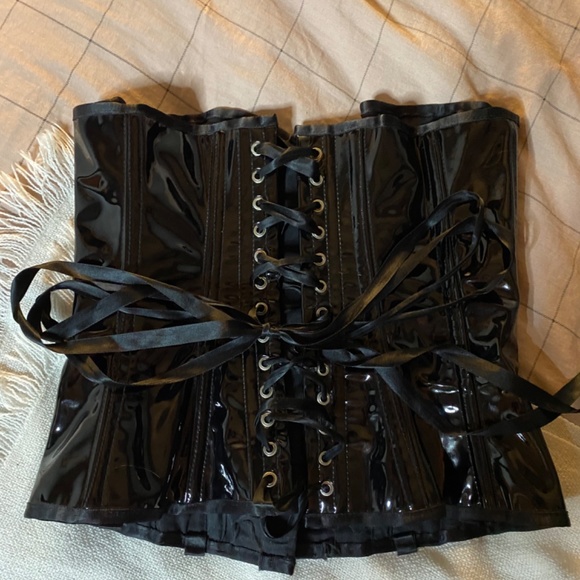 Vinyle corset Handmade in Montreal - Picture 5 of 7